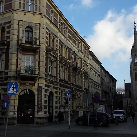 Przystanek Mariacka 26 *