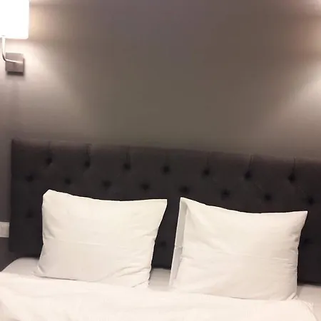 Przystanek Mariacka 26 *